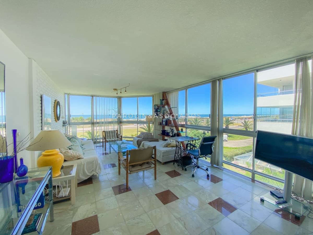 Apartamento en venta de 2 dormitorios frente al mar en edificio San Rafael, Punta del Este.