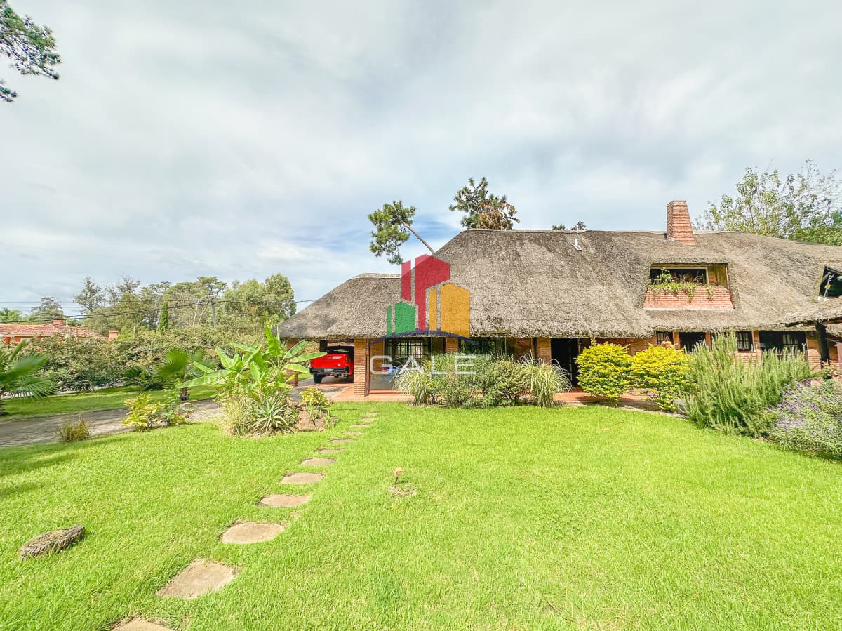 Gale Propiedades & Escribanía Casa ID.3508 - Casa en Jardines de Córdoba, 3 suites más toilette