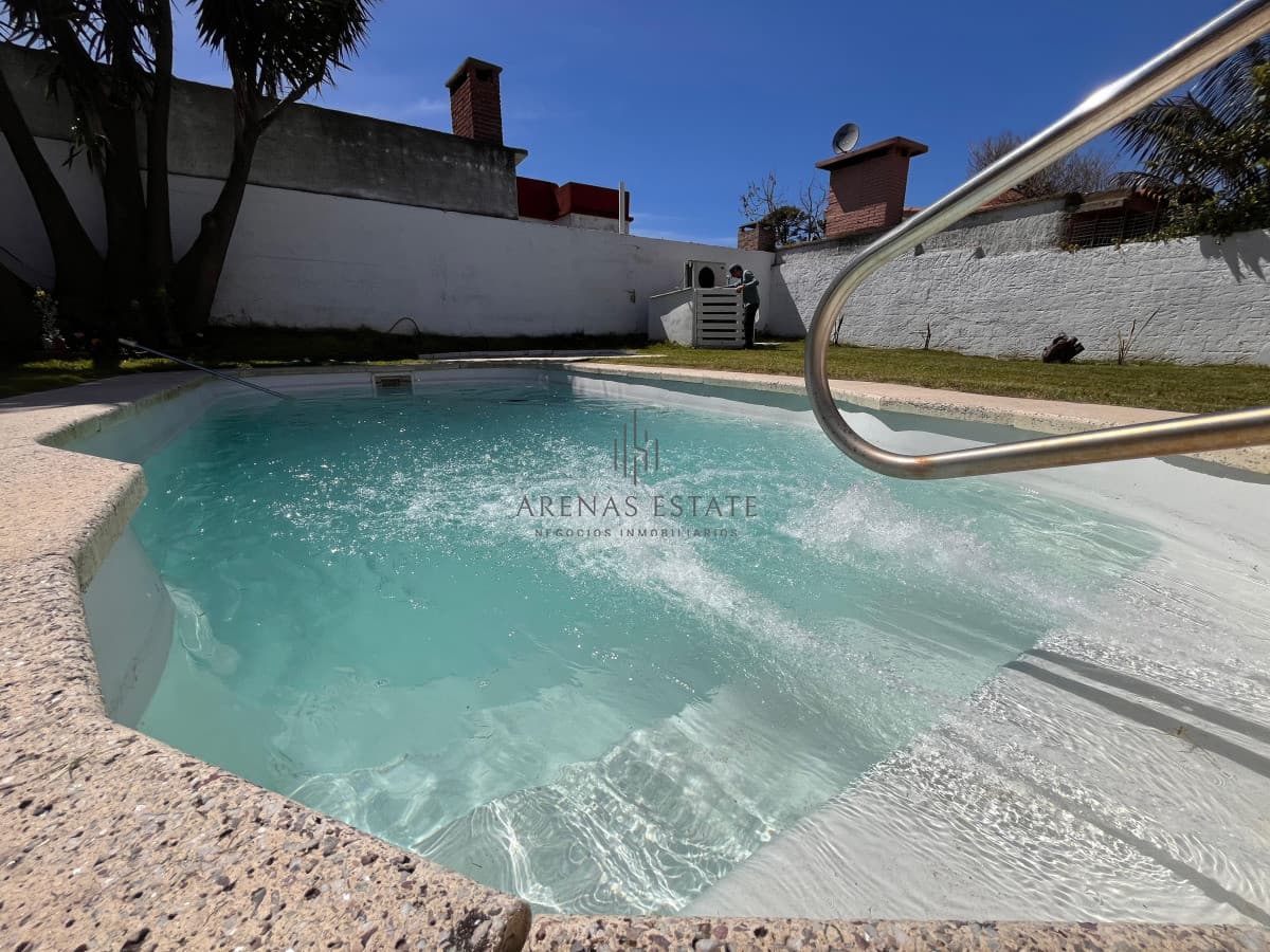 Casa 3 dormitorios mas dependencia y piscina. Mansa