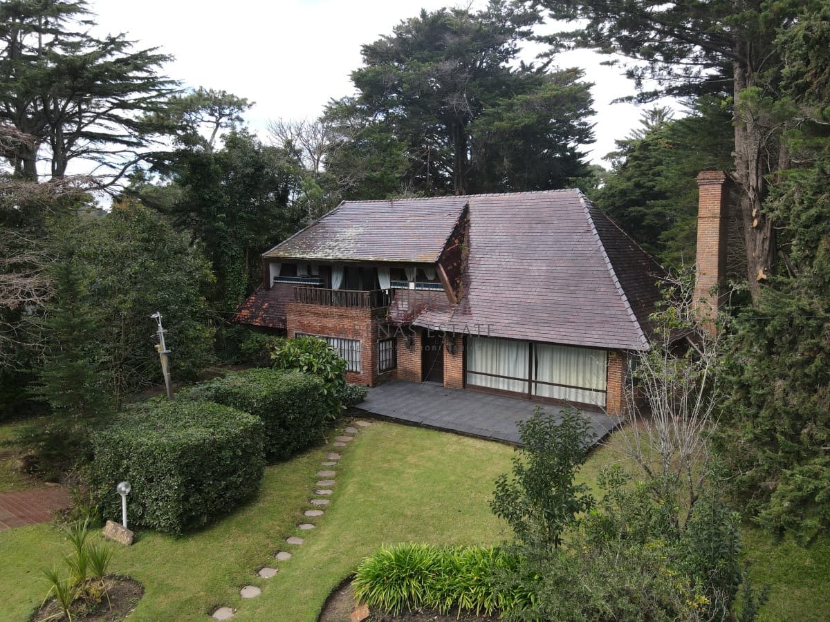 Casa ID.2708 - Hermosa casa en Lugano, 4 dormitorios más dependencia