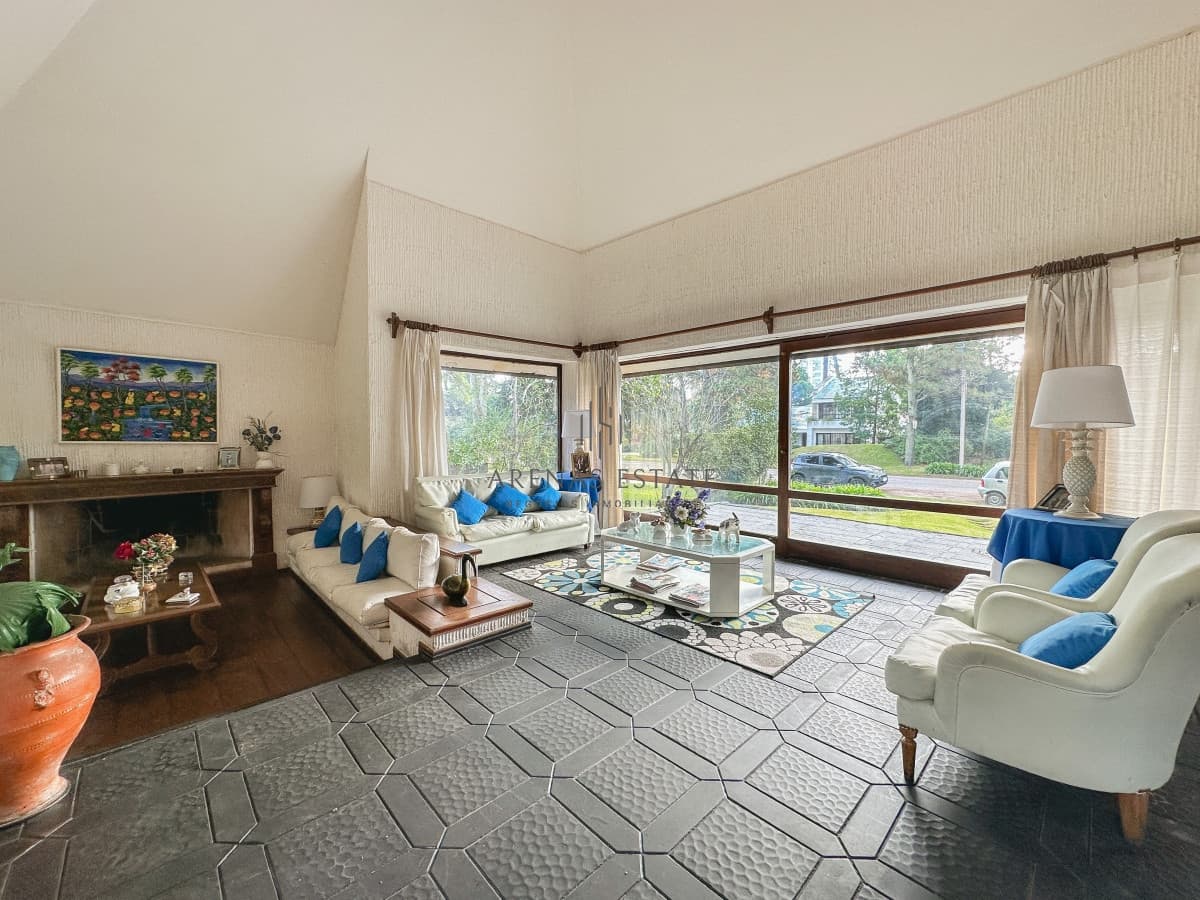 Casa ID.2708 - Hermosa casa en Lugano, 4 dormitorios más dependencia