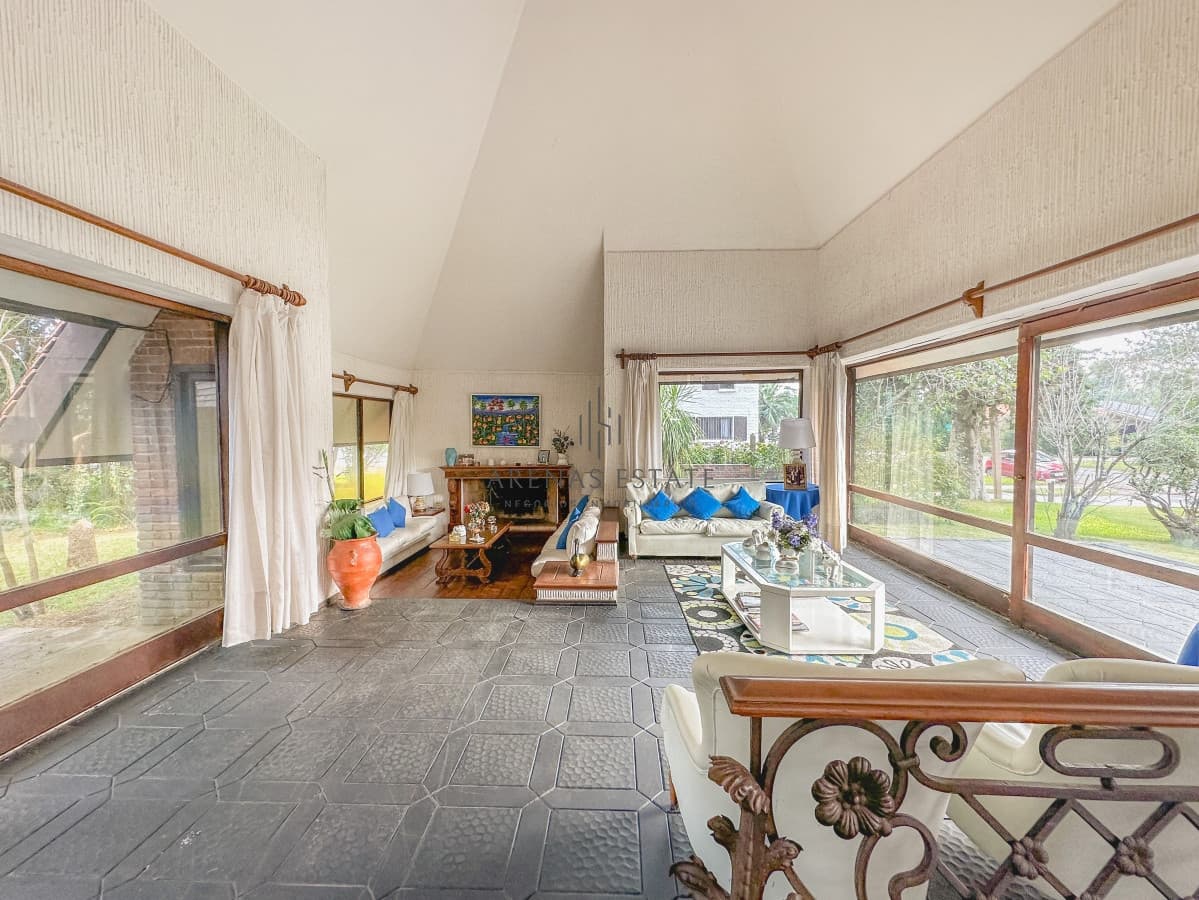 Casa ID.2708 - Hermosa casa en Lugano, 4 dormitorios más dependencia