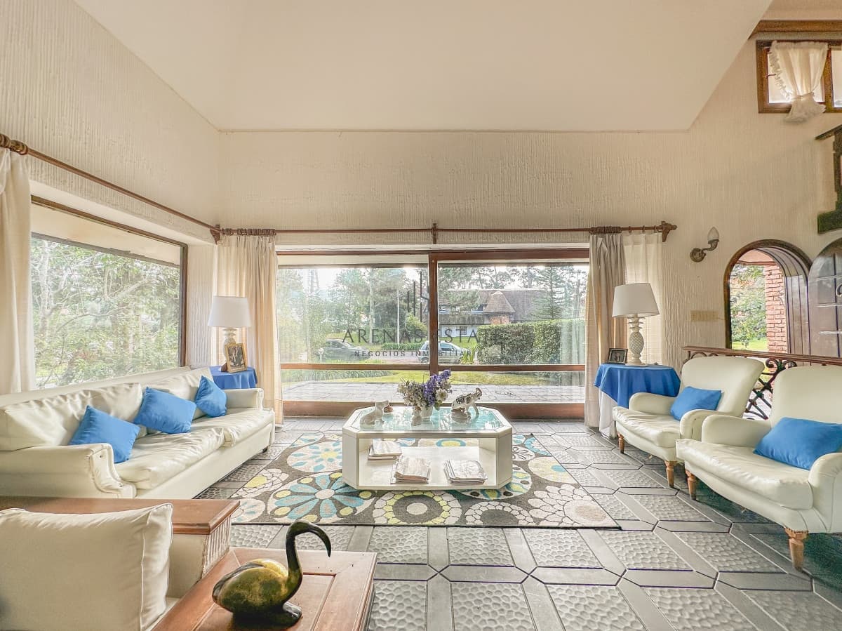 Casa ID.2708 - Hermosa casa en Lugano, 4 dormitorios más dependencia
