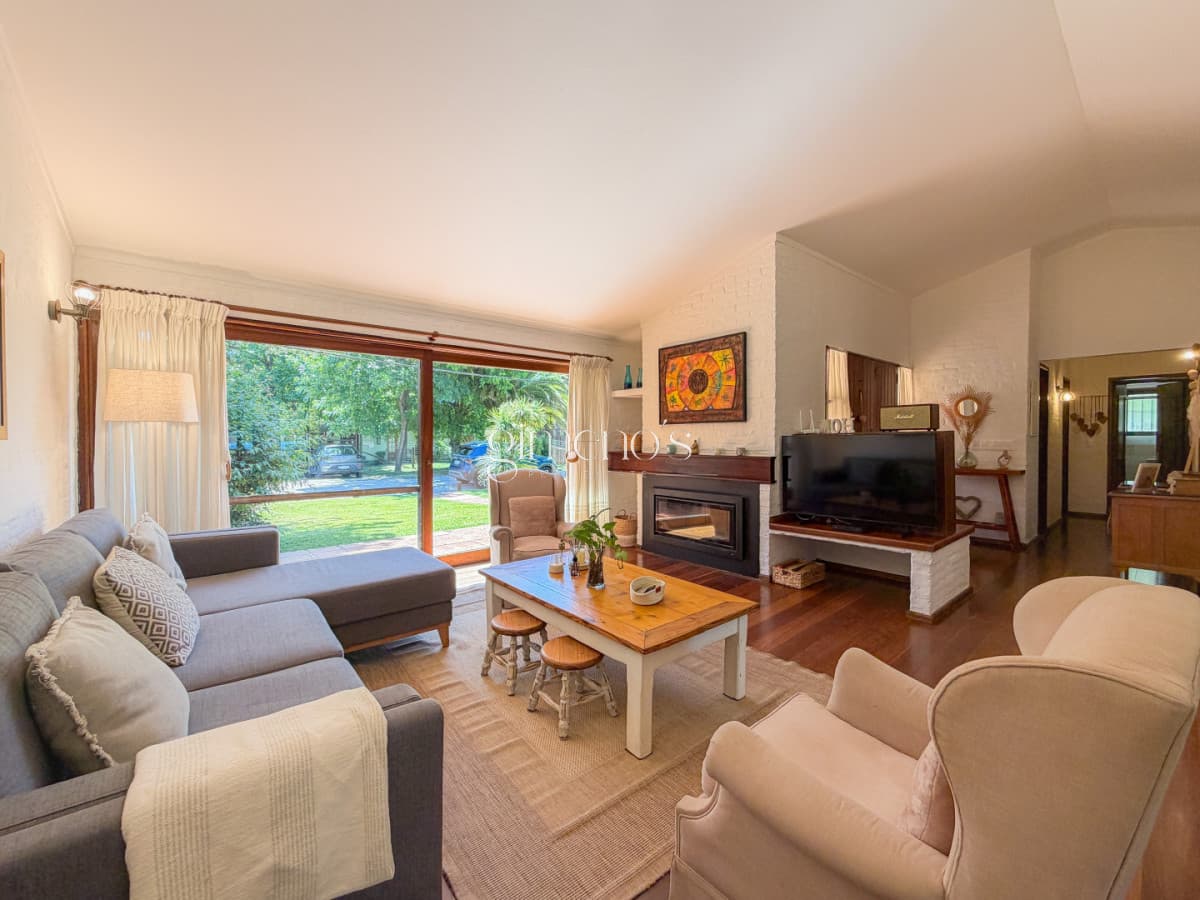 Casa en Pinares, 4 dormitorios y piscina climatizada