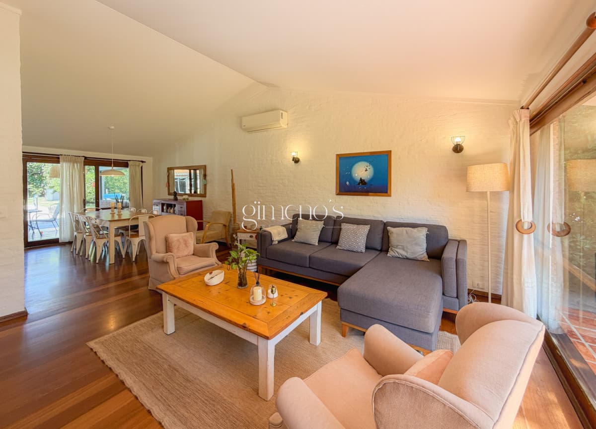 Casa en Pinares, 4 dormitorios y piscina climatizada