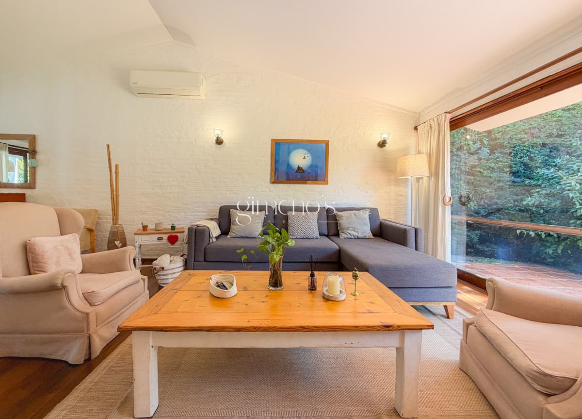 Casa en Pinares, 4 dormitorios y piscina climatizada