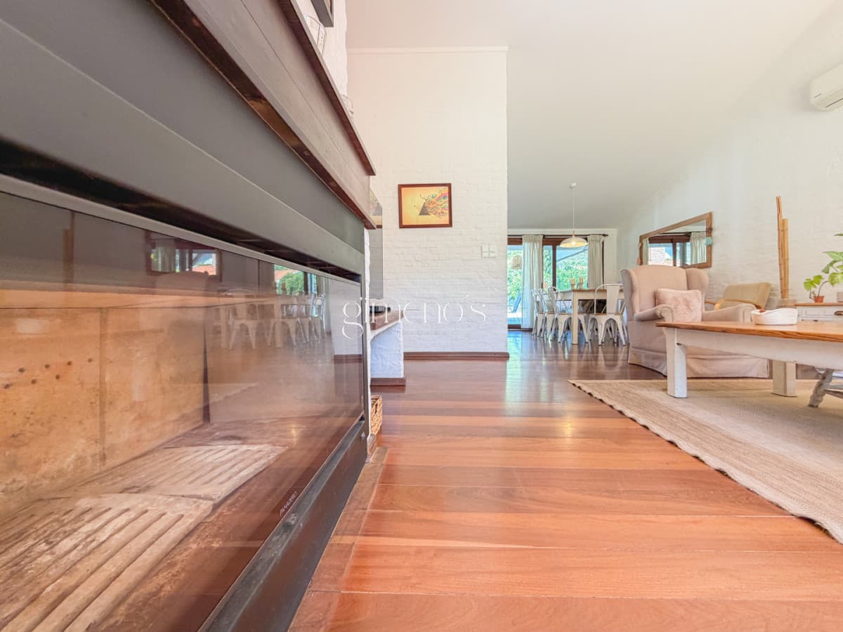 Casa en Pinares, 4 dormitorios y piscina climatizada