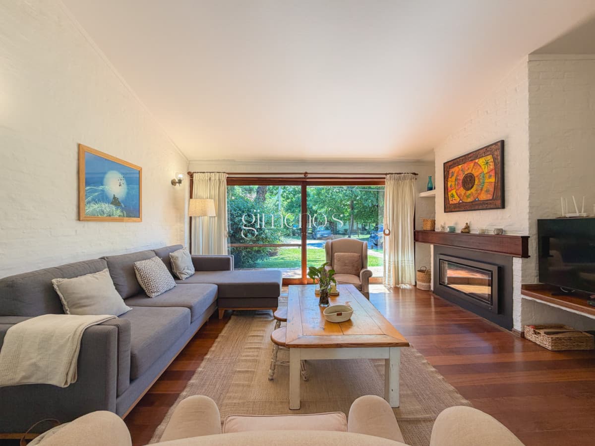 Casa en Pinares, 4 dormitorios y piscina climatizada