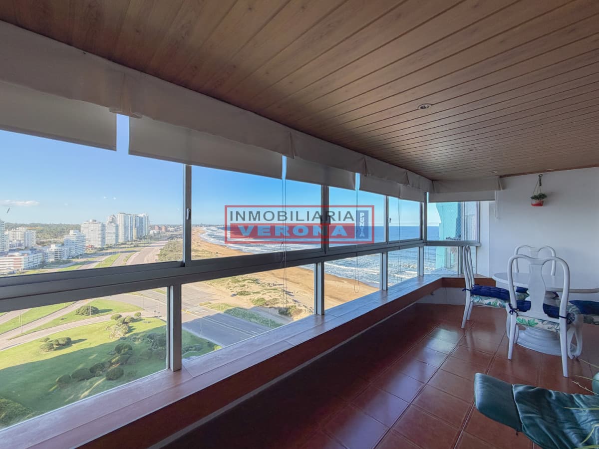 Piso alto en Brava, 3 suites más dependencia - Inmobiliaria Verona Punta
