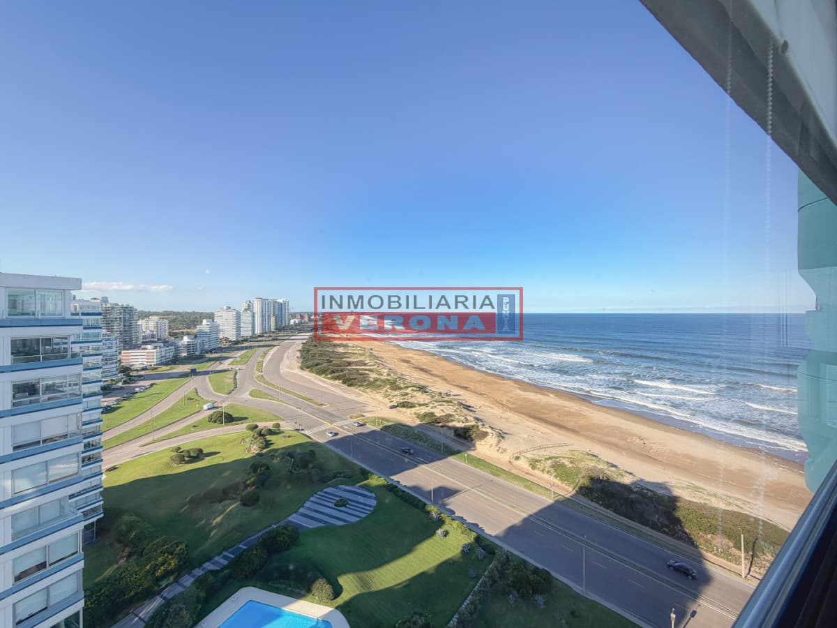 Piso alto en Brava, 3 suites más dependencia - Inmobiliaria Verona Punta