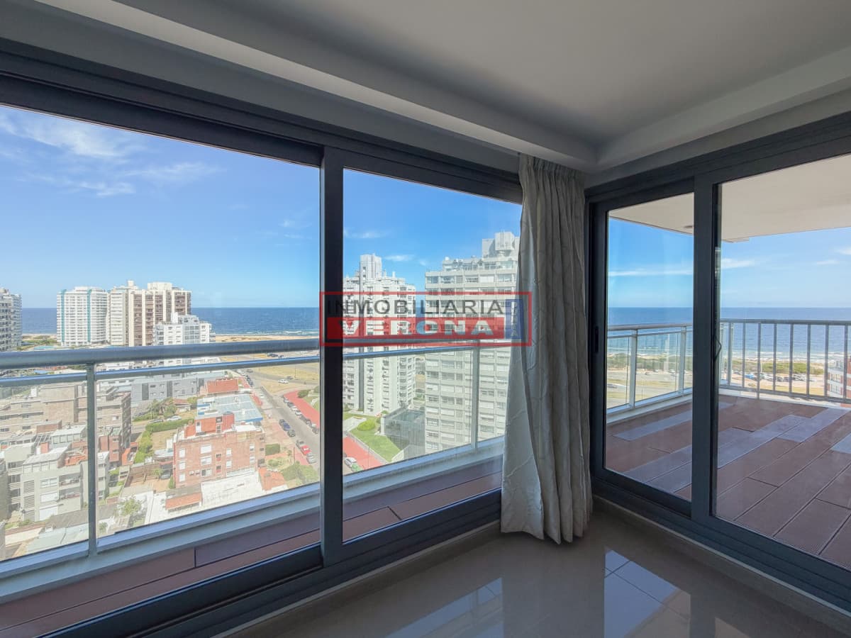 Piso alto en Brava, 2 dormitorios en suite - Inmobiliaria Verona Punta