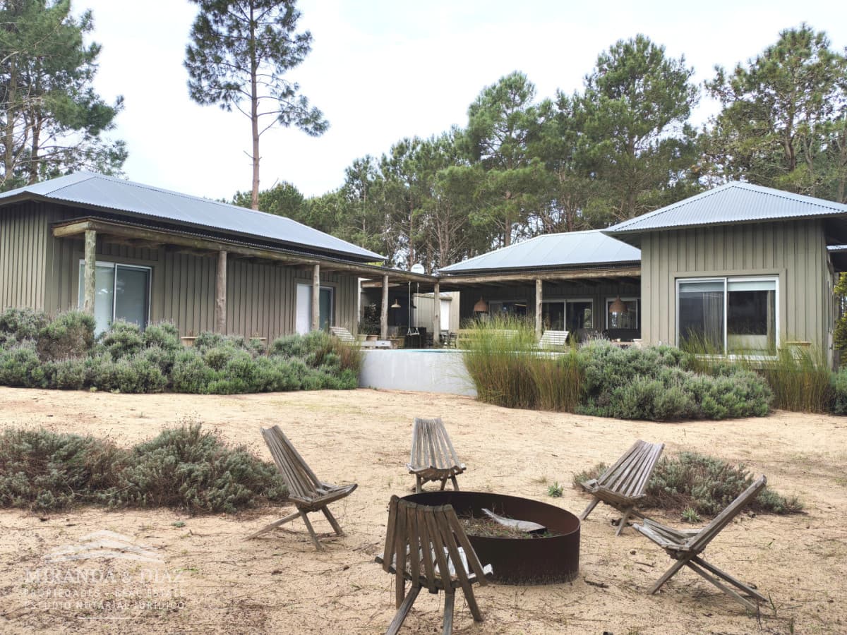 Casa de cuatro dormitorios en Jose Ignacio para venta y alquiler