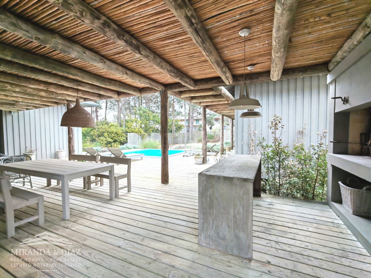 Casa de cuatro dormitorios en Jose Ignacio para venta y alquiler
