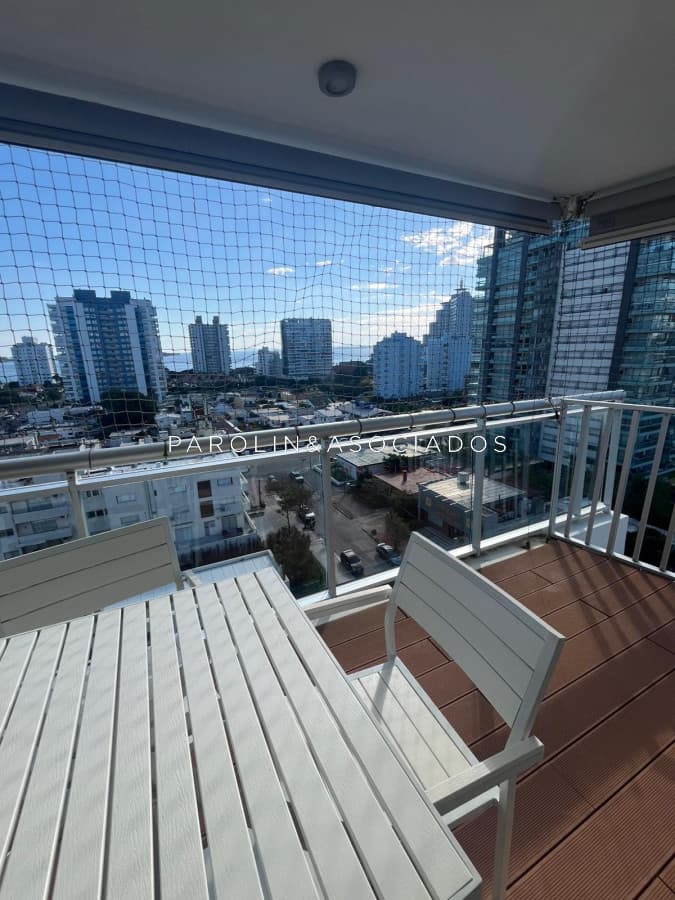 Luminoso apartamento en venta con vista al mar en Punta del Este.