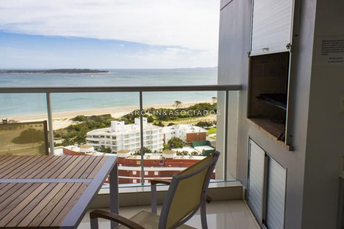Apartamento en venta de 2 dormitorios frente al mar, Miami Boulevard, Punta del Este.