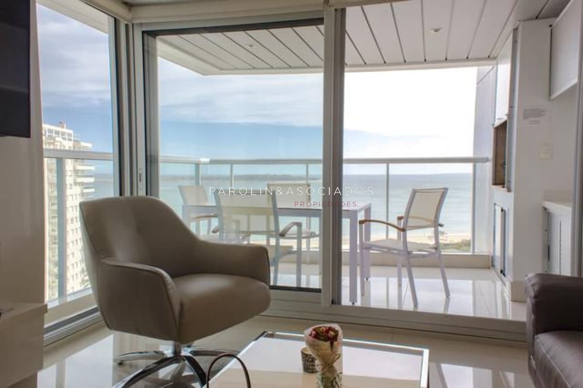 Apartamento en venta de 2 dormitorios frente al mar, Miami Boulevard, Punta del Este.
