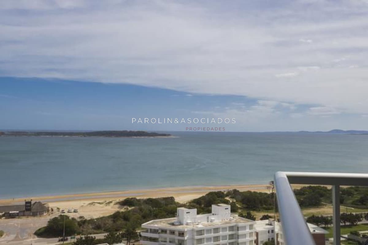 Apartamento en venta de 2 dormitorios frente al mar, Miami Boulevard, Punta del Este.