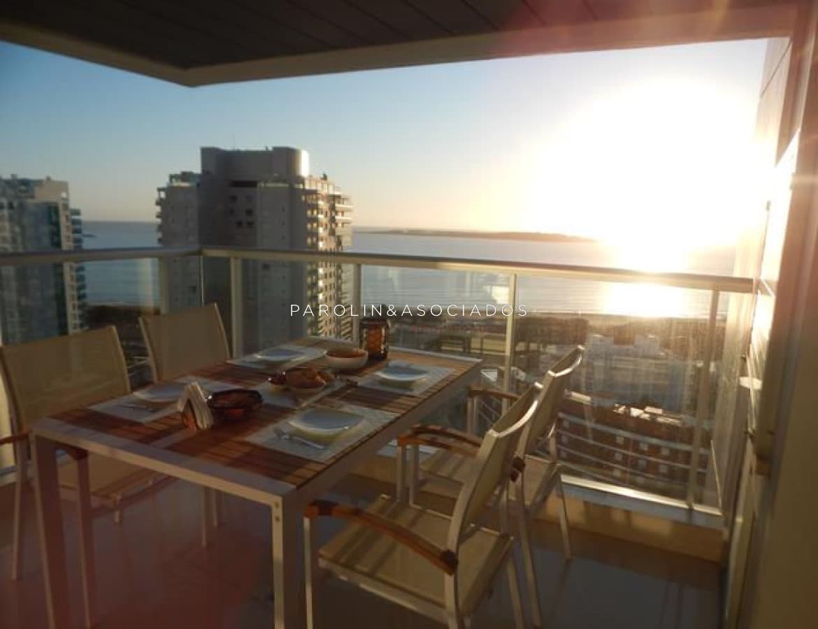 Apartamento en venta de 2 dormitorios frente al mar, Miami Boulevard, Punta del Este.