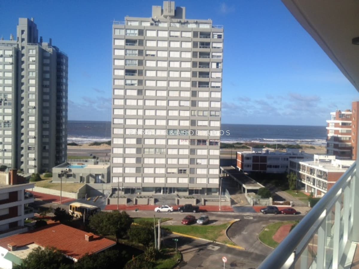 Apartamento en venta con vista a playa Brava, Punta del Este.
