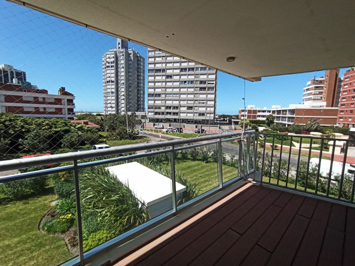 Apartamento en venta de 2 dormitorios en suite, Punta del Este.