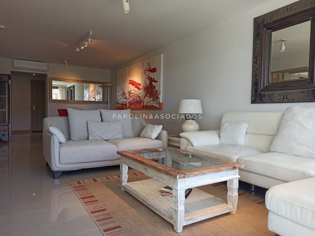 Apartamento en venta de 2 dormitorios en suite, Punta del Este.