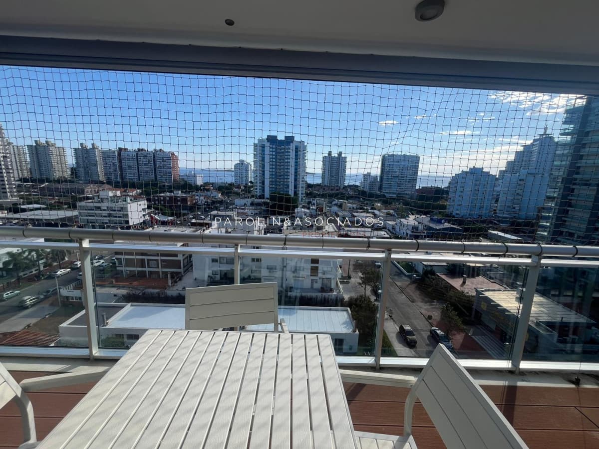 Luminoso apartamento en venta con vista al mar en Punta del Este.
