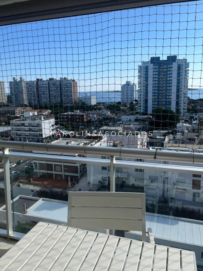 Luminoso apartamento en venta con vista al mar en Punta del Este.