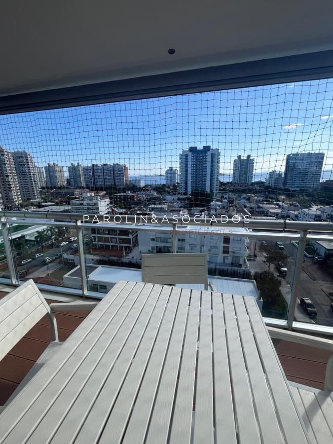 Luminoso apartamento en venta con vista al mar en Punta del Este.