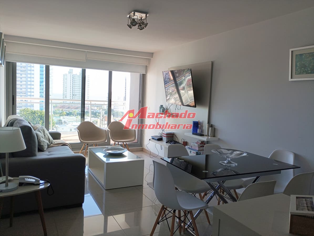 Un dormitorio y medio con vista a Playa Mansa