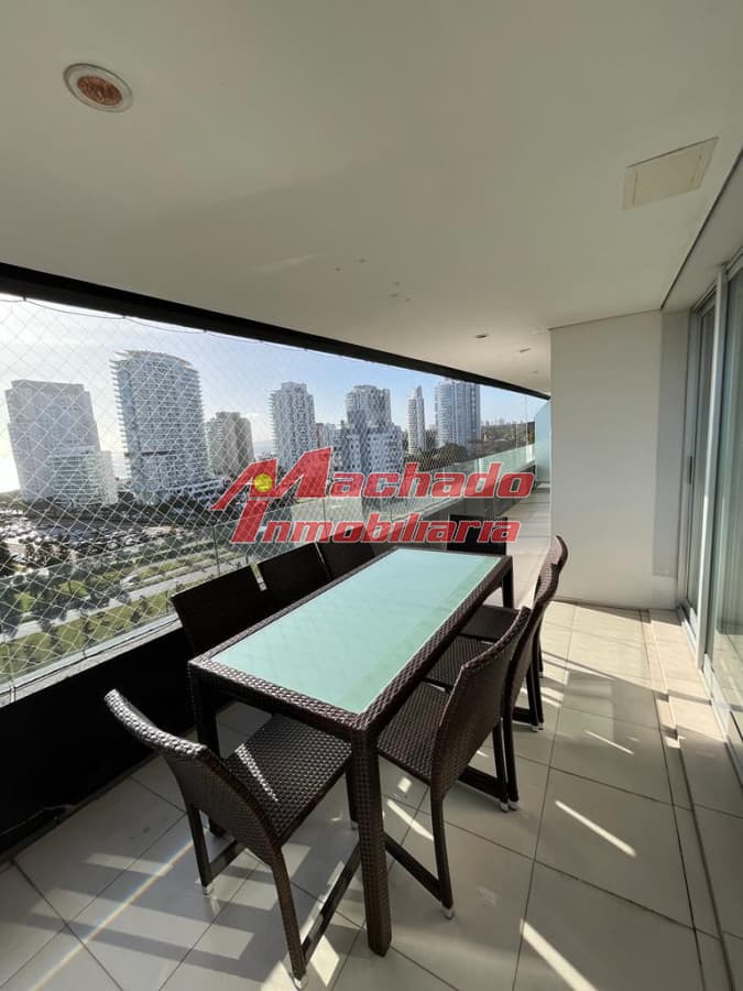 Tres dormitorios con vista a Playa Mansa en alquiler