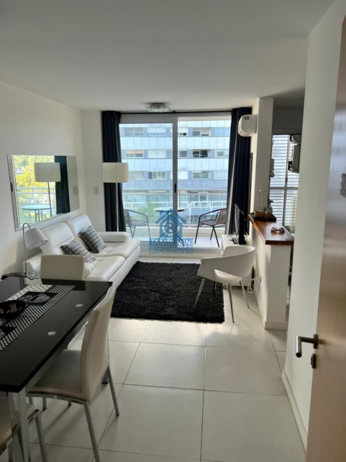 Un dormitorio con excelente ubicación sobre Roosevelt  -