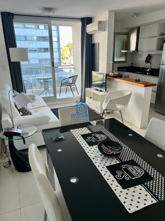 Un dormitorio con excelente ubicación sobre Roosevelt  -