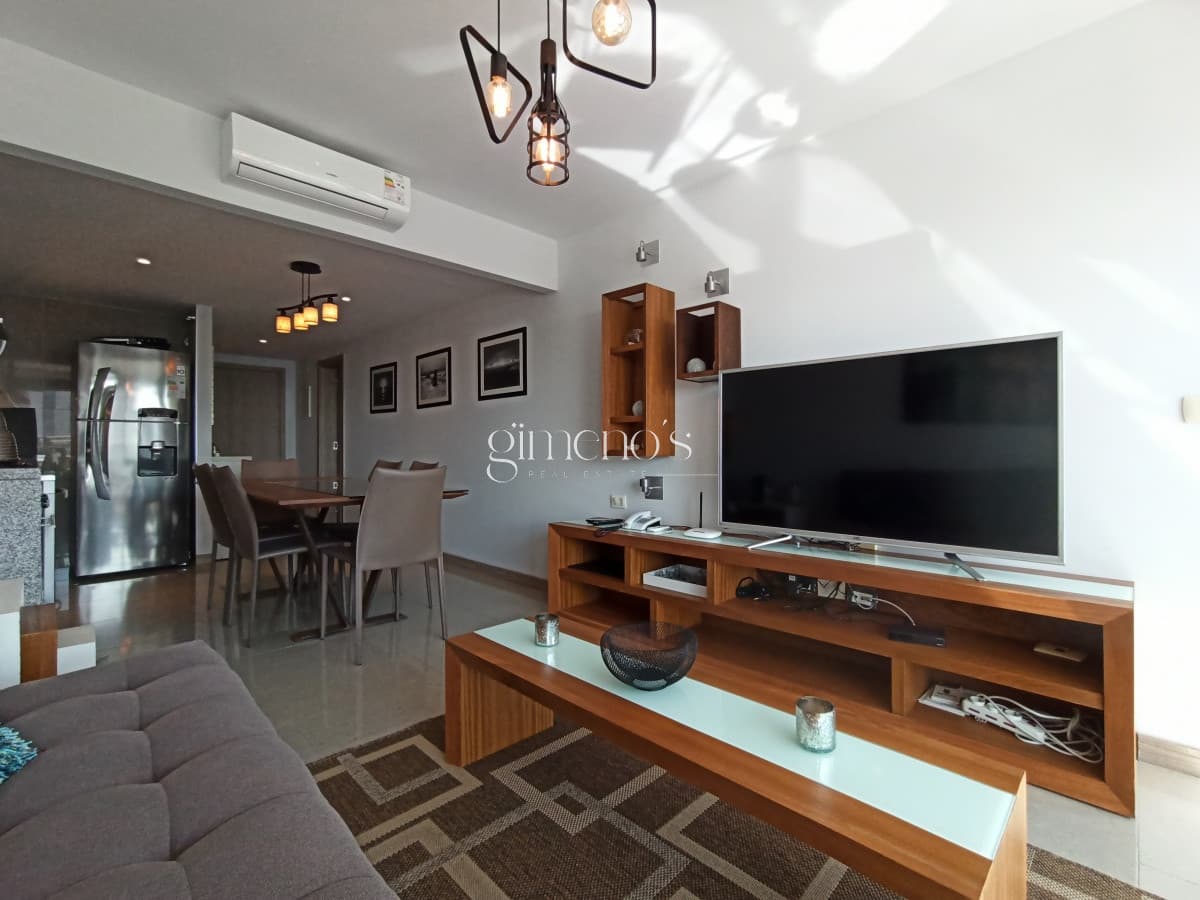 Vista a Playa Mansa un dormitorio y medio en Venta
