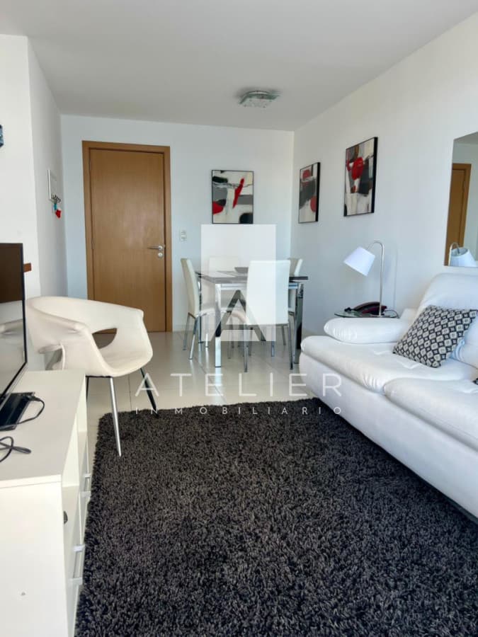 Un dormitorio con excelente ubicación sobre Roosevelt