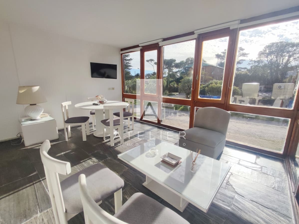 Venta de apartamento en edificio frente al mar en Playa Brava, Punta del Este