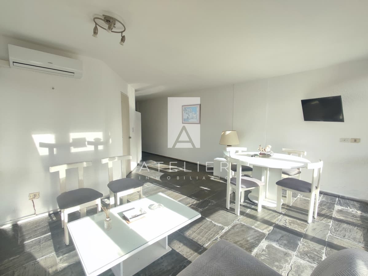 Venta de apartamento en edificio frente al mar en Playa Brava, Punta del Este