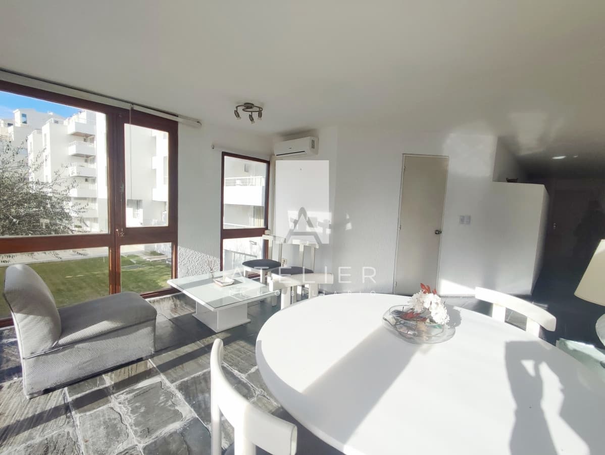 Venta de apartamento en edificio frente al mar en Playa Brava, Punta del Este