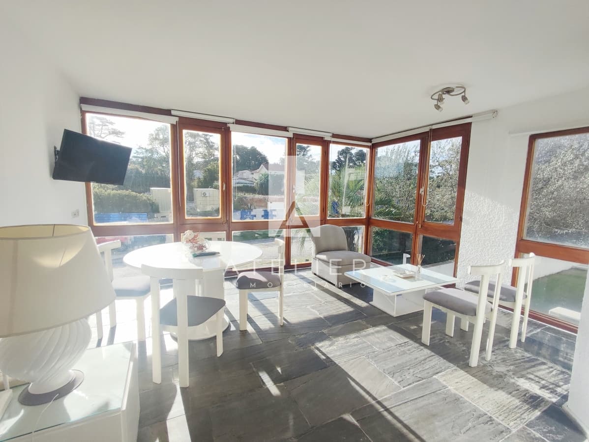 Venta de apartamento en edificio frente al mar en Playa Brava, Punta del Este