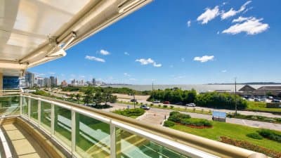 OPORTUNIDAD APARTAMENTO FRENTE AL MAR DE 3 DORMITORIOS EN PLAYA MANSA  -