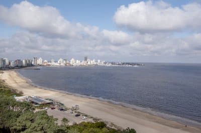 venta apartamento  3 dormitorios y servicio, vista al mar