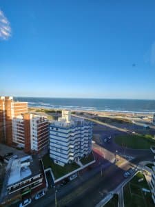 Apartamento de 3 Dormitorios con Parrillero en playa Brava, Punta del Este