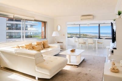 Apartamento de 3 Dormitorios con Parrillero en playa Brava, Punta del Este