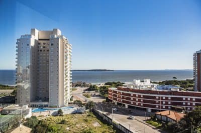 OPORTUNIDAD APARTAMENTO FRENTE AL MAR DE 3 DORMITORIOS EN PLAYA MANSA  -