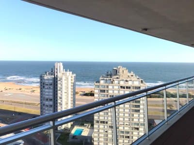 Hermoso apto. en la Brava, a pasos del mar.