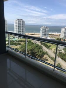 Apartamento de 2 dormitorios con vista frente al mar en edificio Samambai, Playa Mansa , Punta del ese