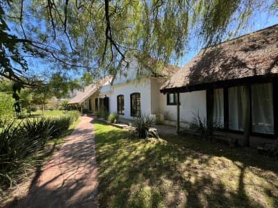 Amplia casa a la venta en Punta del Este de 6 dormitorios en el Tesoro a 200 mts de ruta 10  -
