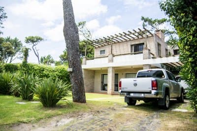 Excelente chalet de 5 dormitorios en venta a pasos de Playa Mansa Punta del Este  -
