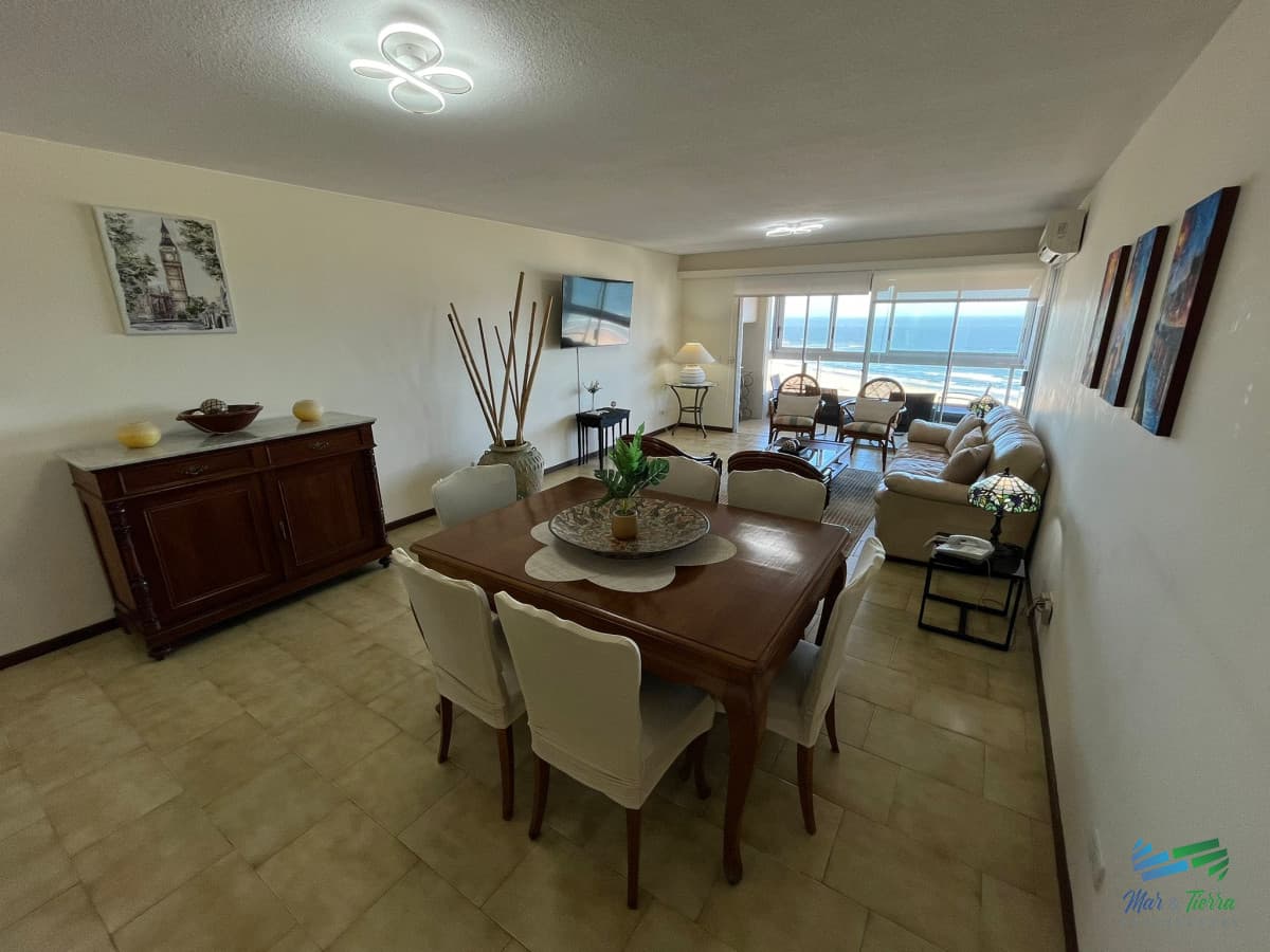 Apartamento en alquiler de 3 dormitorios en Primera Linea de Playa Mansa , Punta del este