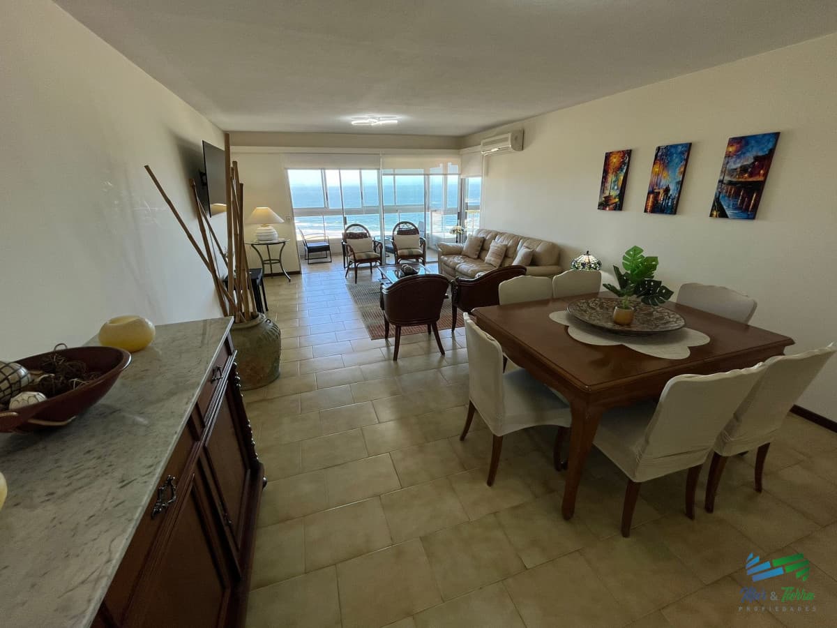 Apartamento en alquiler de 3 dormitorios en Primera Linea de Playa Mansa , Punta del este