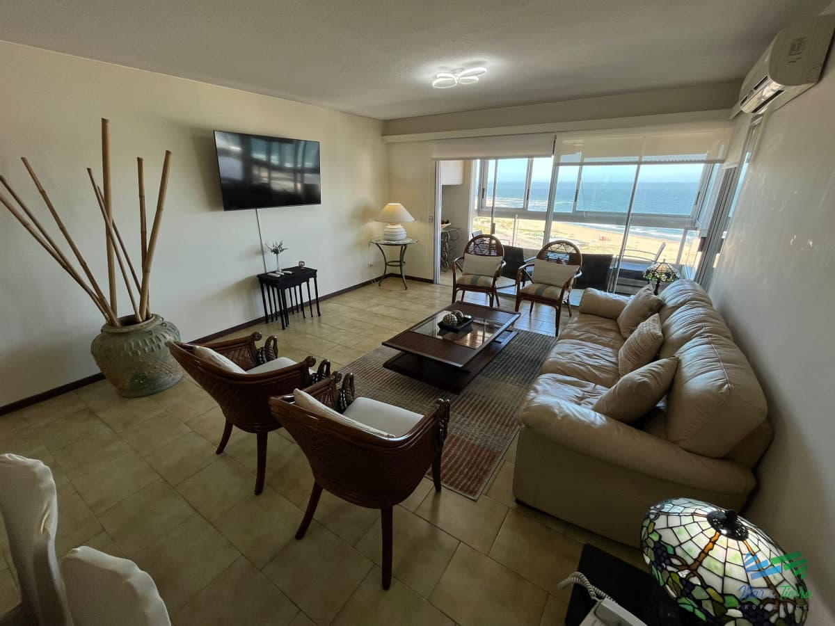 Apartamento en alquiler de 3 dormitorios en Primera Linea de Playa Mansa , Punta del este